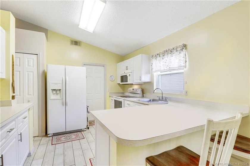 Welcome to this charming, well maintained 2-bedroom, 2-bath home - photo 9