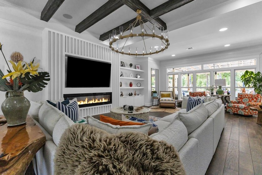 Situated on nearly 5 private acres, this exceptional estate - photo 2