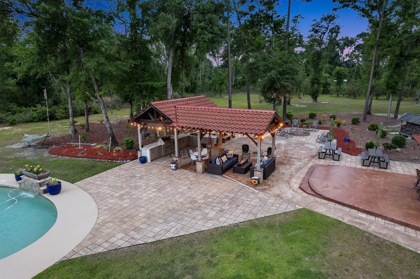 Situated on nearly 5 private acres, this exceptional estate - photo 10