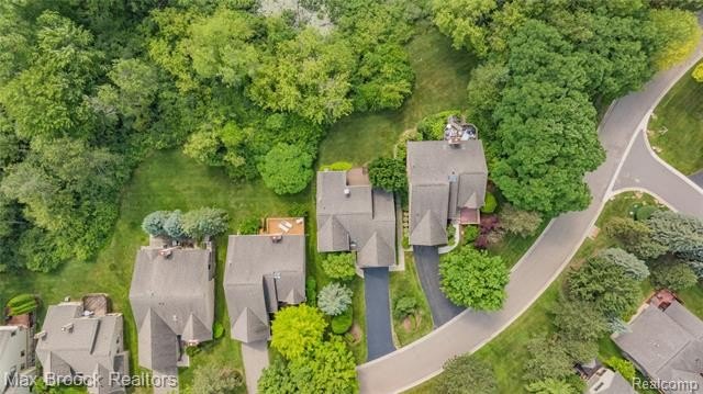 Welcome home to 4860 Lagoons Circle! This exceptional - photo 4