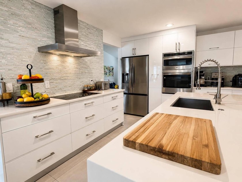 REMODELED 3-bedroom, 2-bath lakefront POOL home on 9500+ sq ft - photo 5