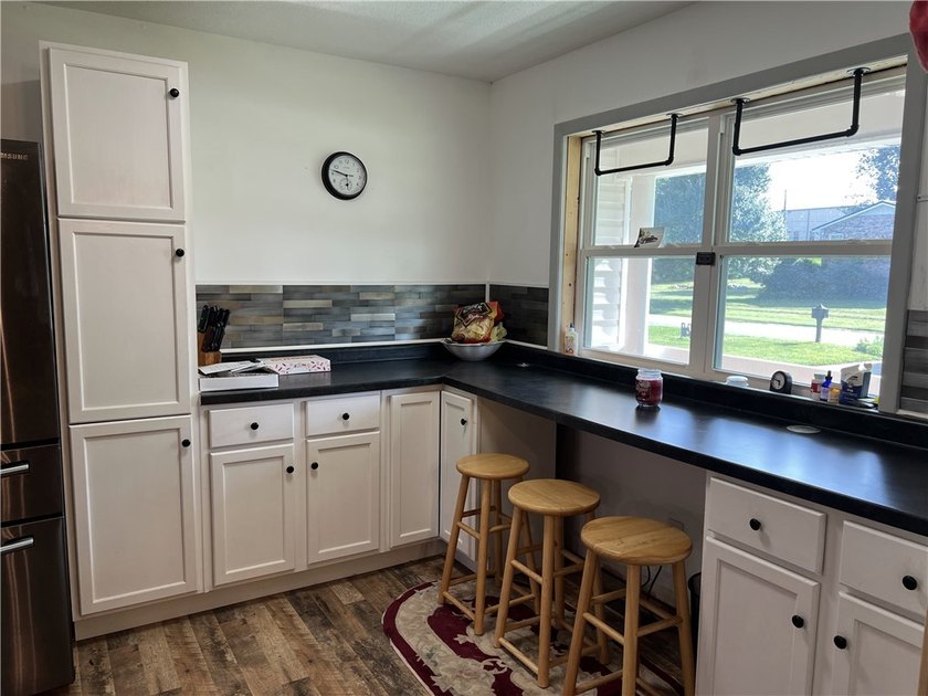 Move-in-ready 3BR-2BA brick and vinyl home with 2,216 SQFT on 0 - photo 7