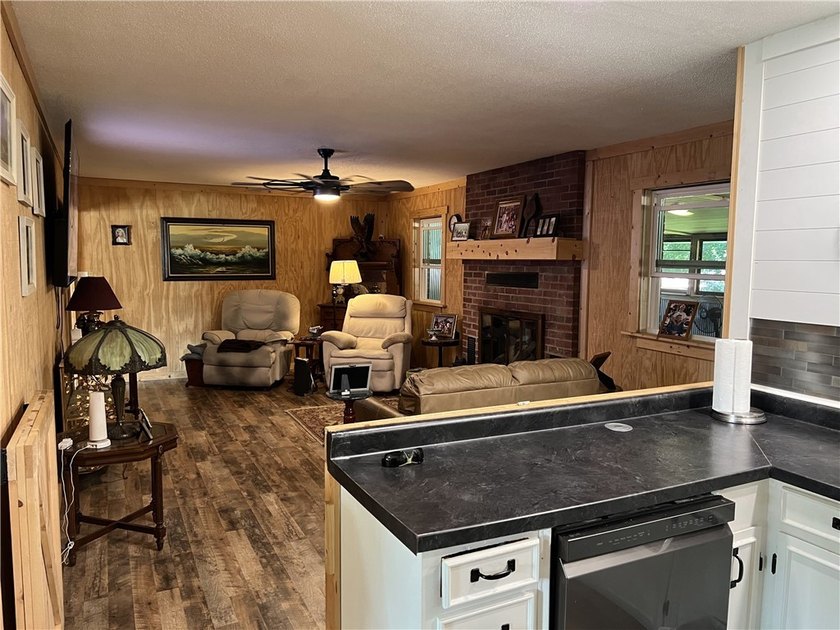 Move-in-ready 3BR-2BA brick and vinyl home with 2,216 SQFT on 0 - photo 10