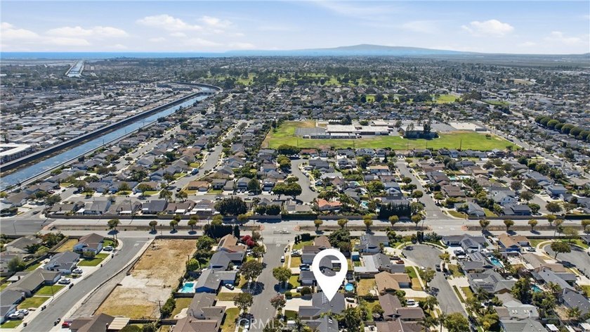 WOW! This beautifully maintained 3-bedroom, 2-bathroom home is - photo 48