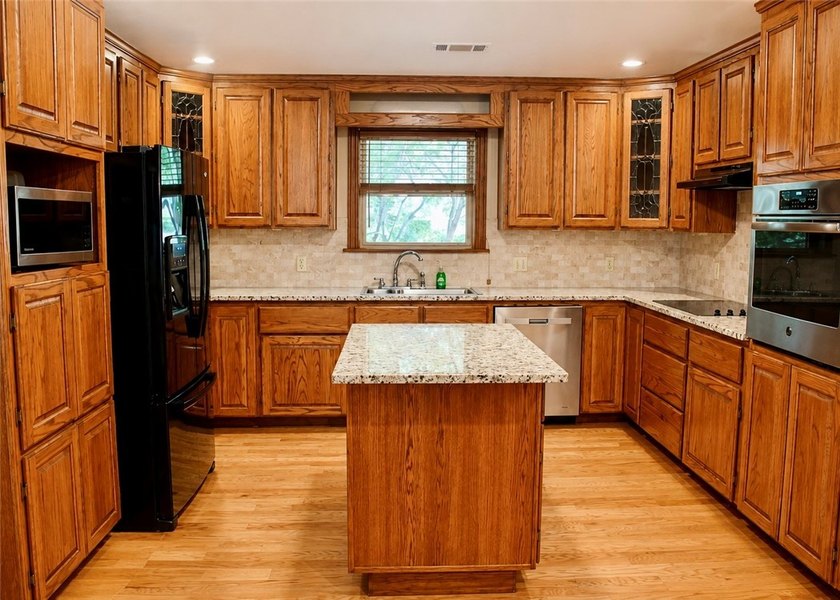 Wonderful home offering the perfect blend of comfort - photo 11