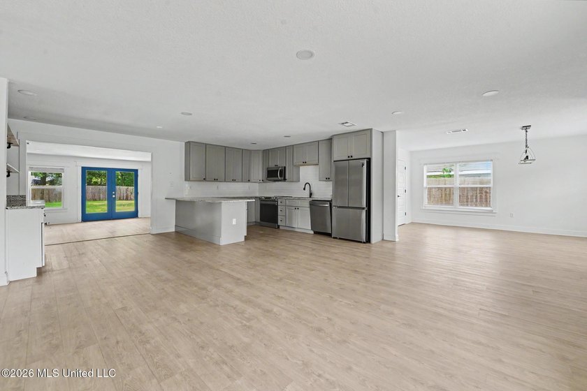 Absolutely adorable recently renovated home in Golf Cart - photo 3