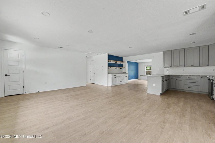 Absolutely adorable recently renovated home in Golf Cart - photo 4