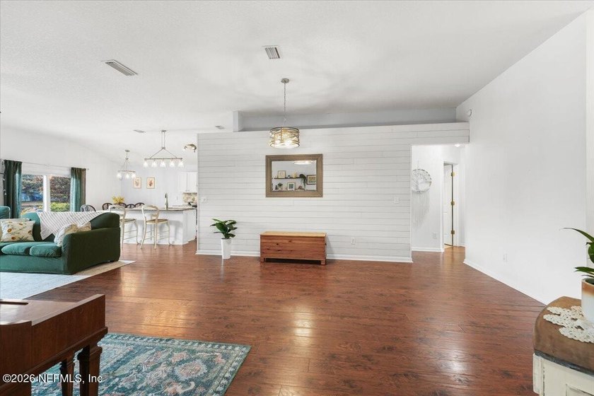 Clear your calendar &amp; tour this MOVE-IN-READY home featuring a - photo 4