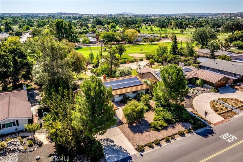 Nestled in one of Paso Robles' most sought-after neighborhoods - photo 2