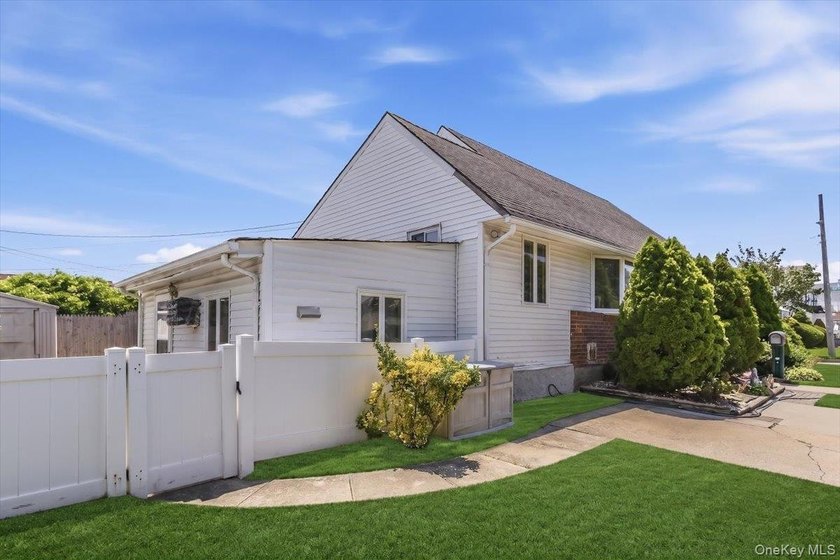 Welcome to 42 Larch Street in Hicksville, a well-maintained cape - photo 29