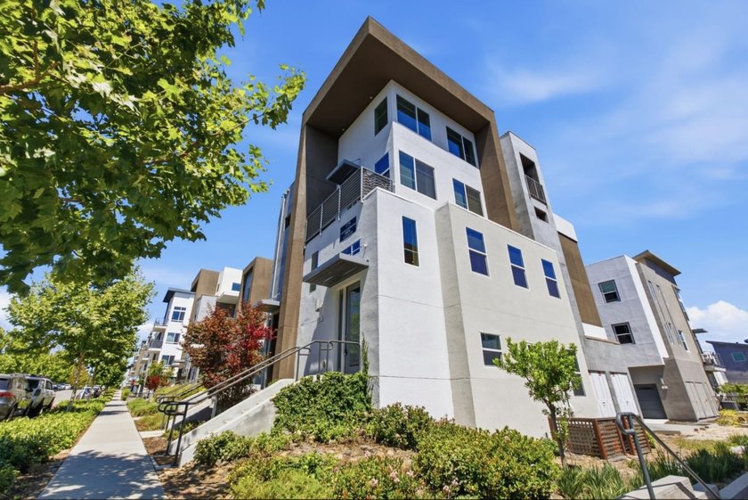 Located on a picturesque tree-lined street of Communication - photo 2