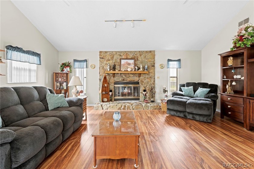 Discover your slice of Florida living at 13378 Drayton Dr - photo 5