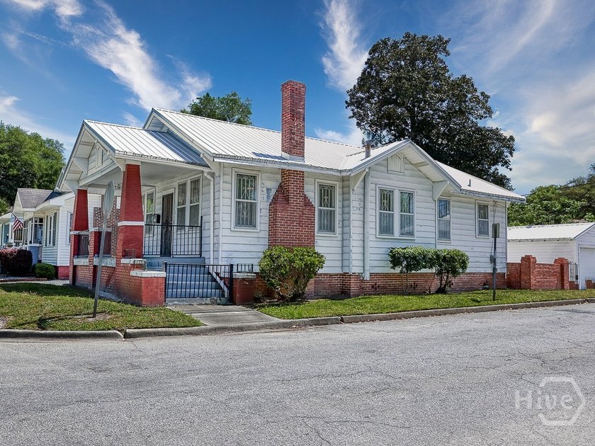 Classic Live Oak bungalow on a corner lot with all the right - photo 2