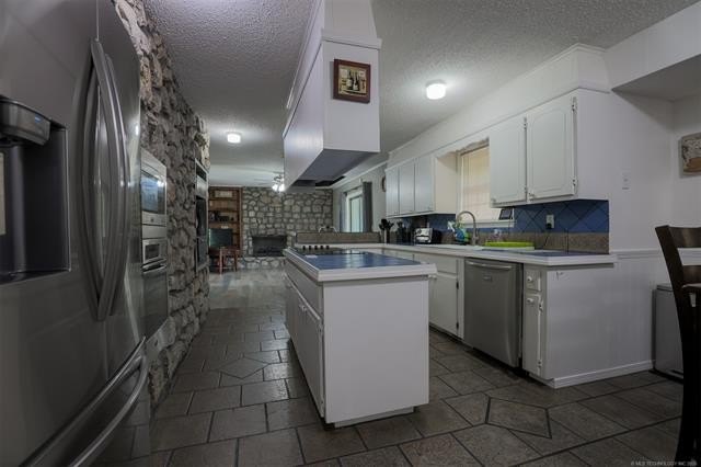 Welcome to lake living at its finest in the desirable Timberlane - photo 30