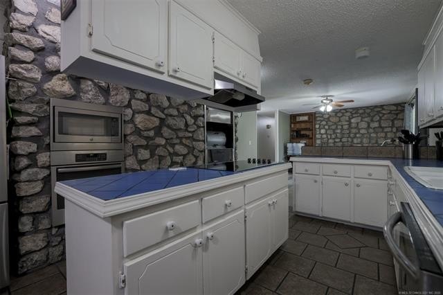 Welcome to lake living at its finest in the desirable Timberlane - photo 31