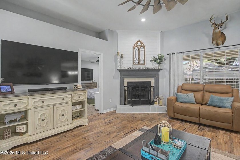 Adorable and well-maintained home featuring a newer A/C system - photo 4