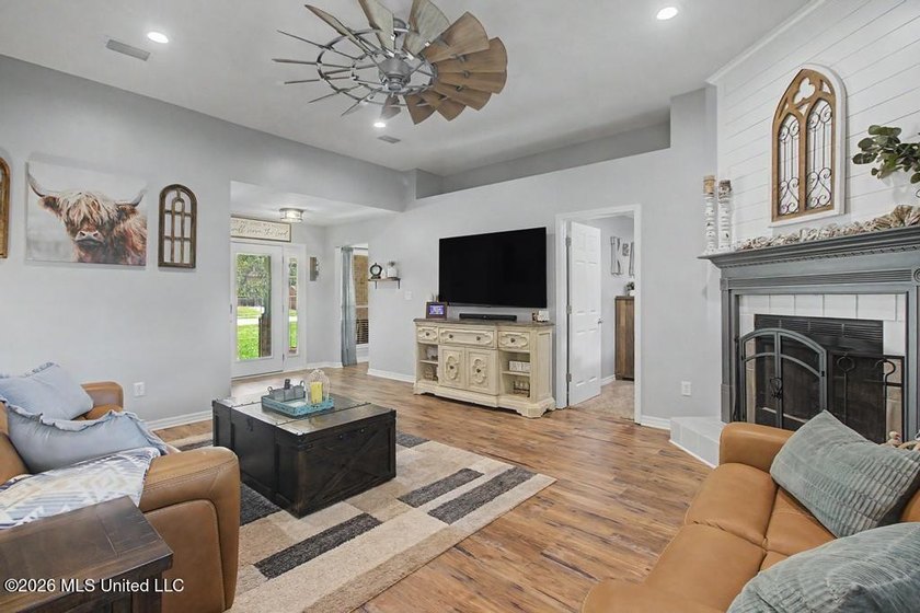 Adorable and well-maintained home featuring a newer A/C system - photo 7