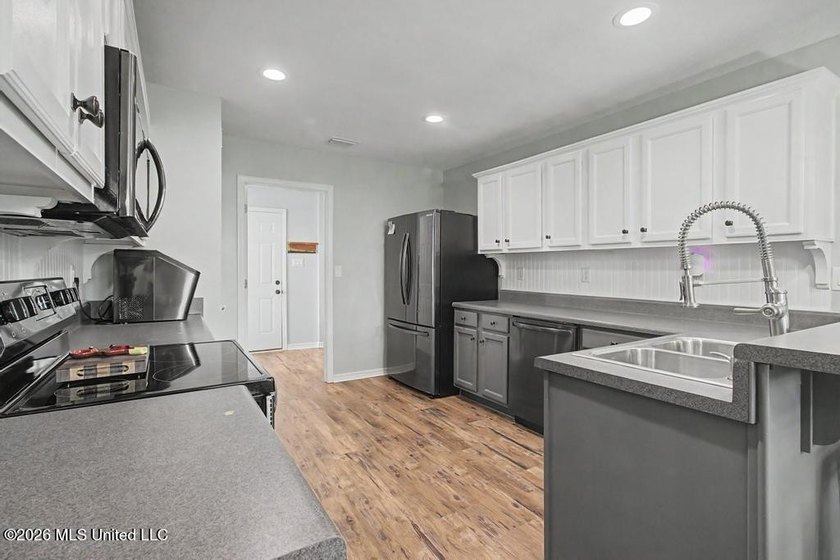 Adorable and well-maintained home featuring a newer A/C system - photo 9