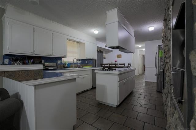Welcome to lake living at its finest in the desirable Timberlane - photo 50