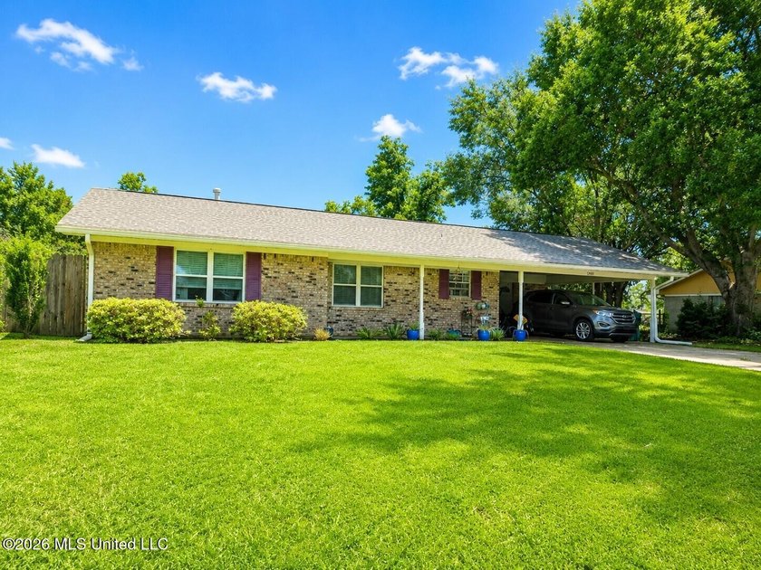 This 3 bedroom, 2 bath home is a spacious ranch-style home - photo 2
