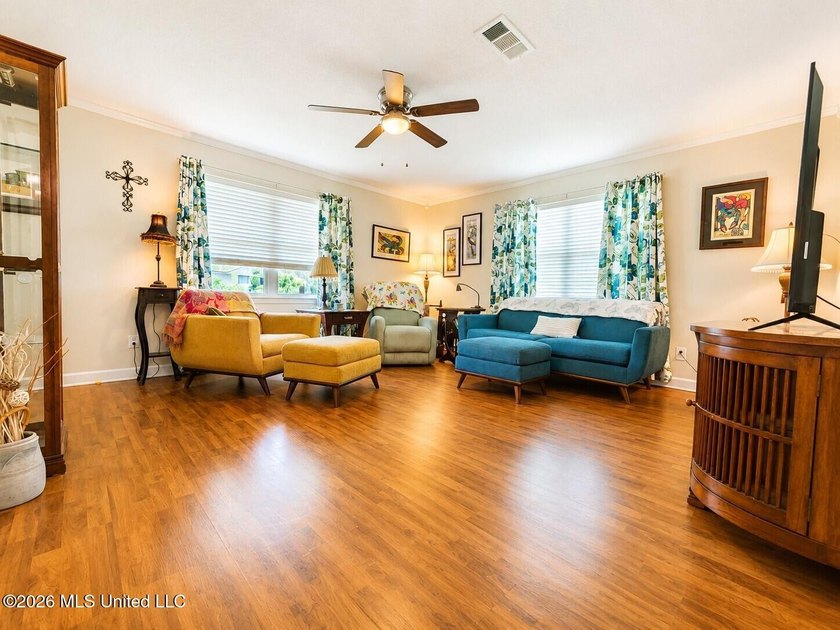 This 3 bedroom, 2 bath home is a spacious ranch-style home - photo 4