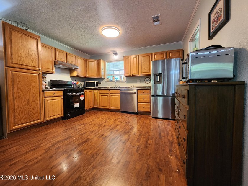 This 3 bedroom, 2 bath home is a spacious ranch-style home - photo 9