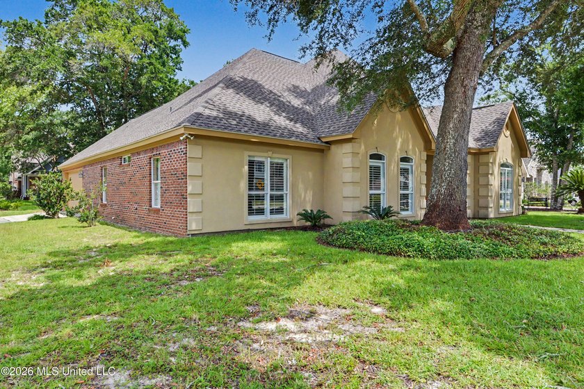 Location, Location, location! This lovely home is convenient to - photo 2