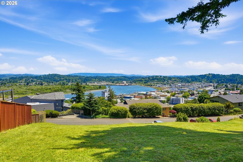 Perched atop the desirable Telegraph Hill in Coos Bay, this - photo 3