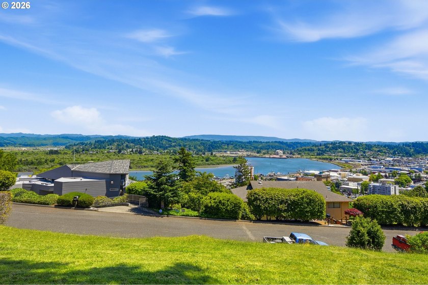Perched atop the desirable Telegraph Hill in Coos Bay, this - photo 4