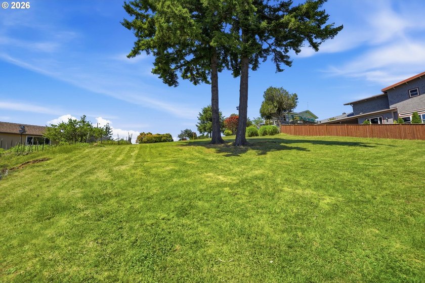 Perched atop the desirable Telegraph Hill in Coos Bay, this - photo 5