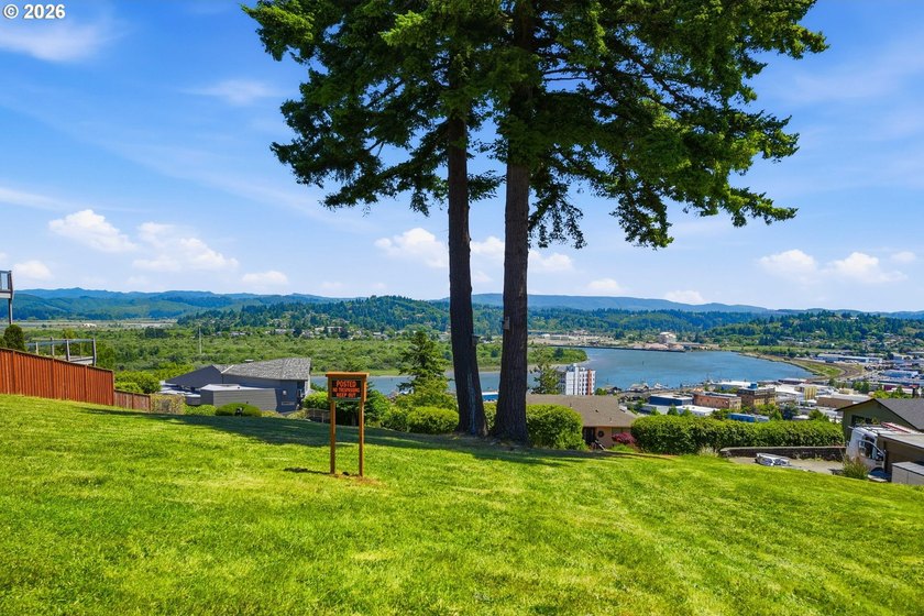 Perched atop the desirable Telegraph Hill in Coos Bay, this - photo 10