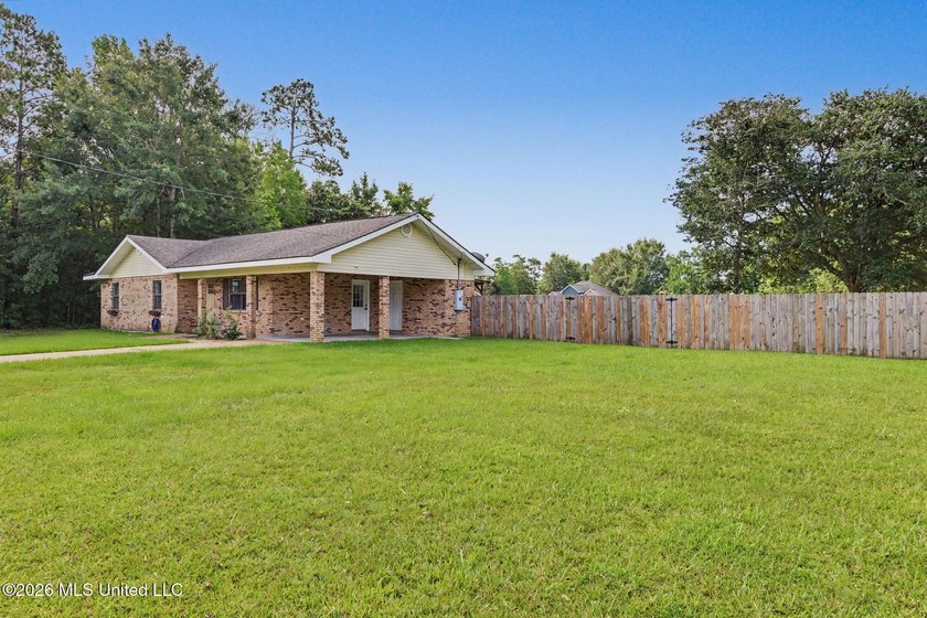 This light-filled starter home in Waveland is a must-see! - photo 2