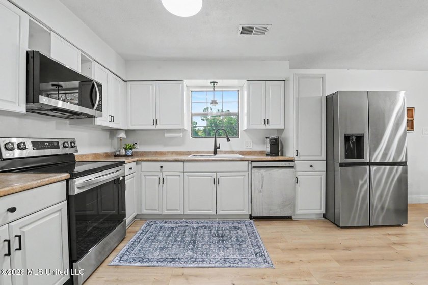 This light-filled starter home in Waveland is a must-see! - photo 7