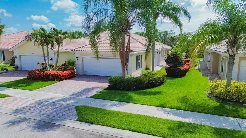 Lakes at Tradition! Beautifully updated 2/2/2 Villa. Interior - photo 21