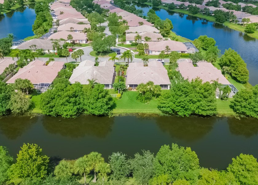 Lakes at Tradition! Beautifully updated 2/2/2 Villa. Interior - photo 24