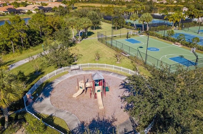 Lakes at Tradition! Beautifully updated 2/2/2 Villa. Interior - photo 27