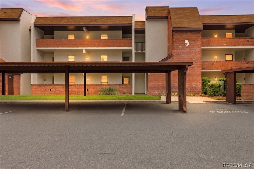 Welcome to easy, maintenance-free living in desirable Cypress - photo 4
