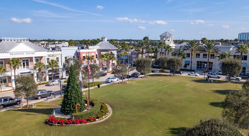 Lakes at Tradition! Beautifully updated 2/2/2 Villa. Interior - photo 36