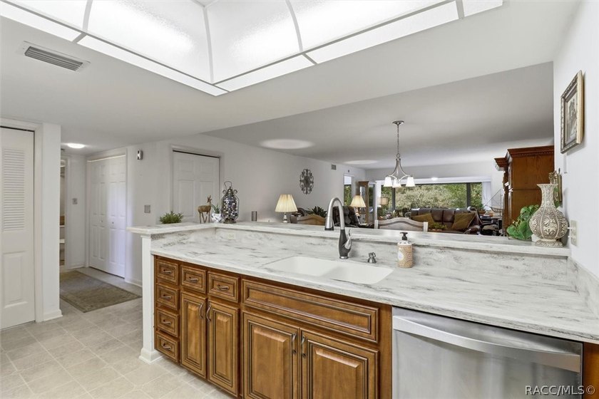 Welcome to easy, maintenance-free living in desirable Cypress - photo 8