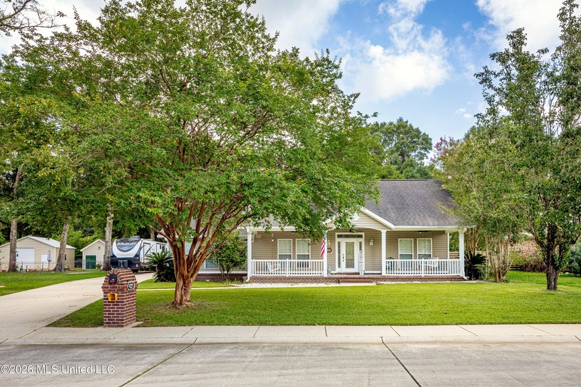 Beautiful home located in the heart of Woolmarket on a quiet Cul - photo 2