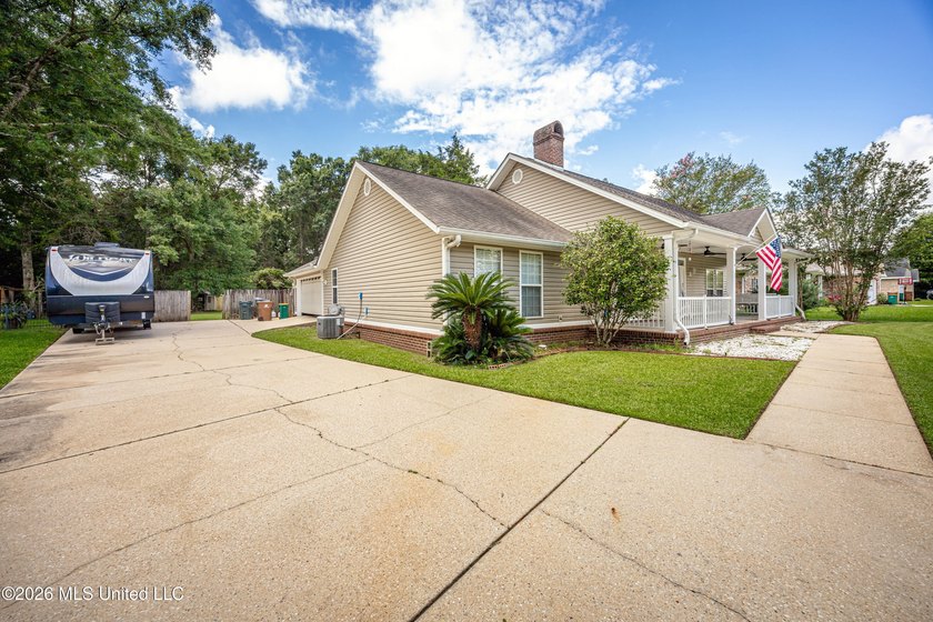 Beautiful home located in the heart of Woolmarket on a quiet Cul - photo 3