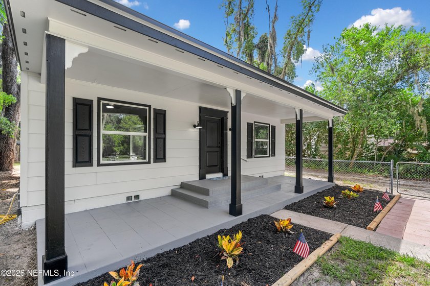 Remodeled and move-in ready in Palatka. This 3 bedroom, 2 - photo 4