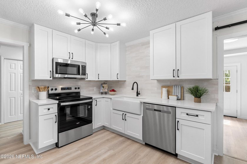 Remodeled and move-in ready in Palatka. This 3 bedroom, 2 - photo 9