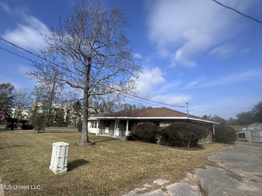 This 1,823 SF medical office building is move-in ready and - photo 12