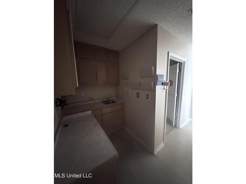 This 1,823 SF medical office building is move-in ready and - photo 15