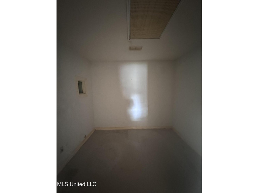 This 1,823 SF medical office building is move-in ready and - photo 17