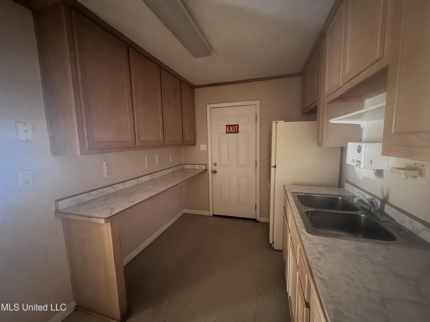 This 1,823 SF medical office building is move-in ready and - photo 18