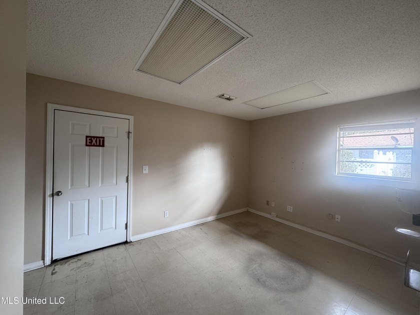 This 1,823 SF medical office building is move-in ready and - photo 26