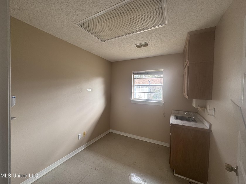 This 1,823 SF medical office building is move-in ready and - photo 27