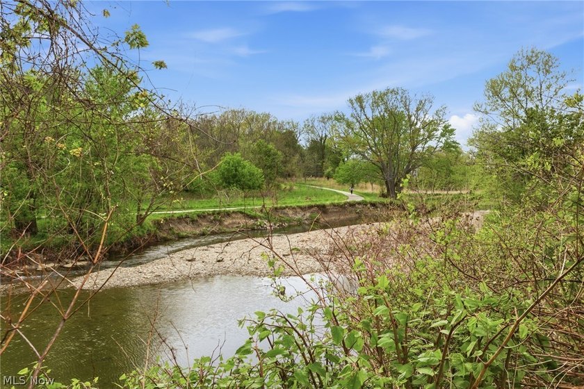 Welcome home! this beautifully updated 3-bedroom, 2.5-bath - photo 28